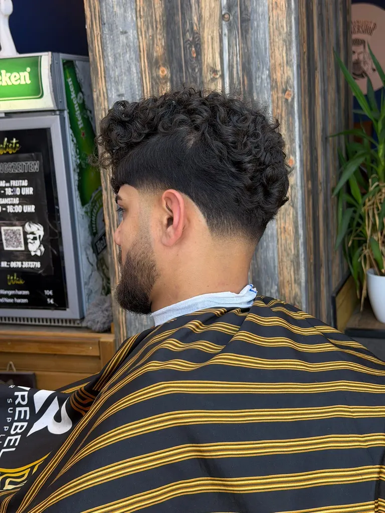 Lockiger Taper Fade, Seitenansicht