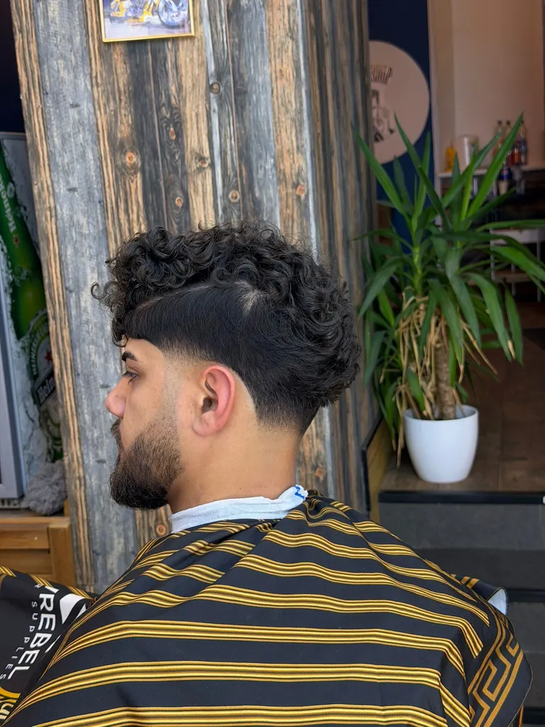 Lockiger Schnitt mit Bart